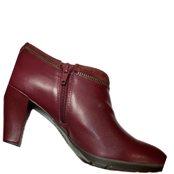 Anne Klein Dalayne Red Leather Ankle Booties - Picture 2 of 12